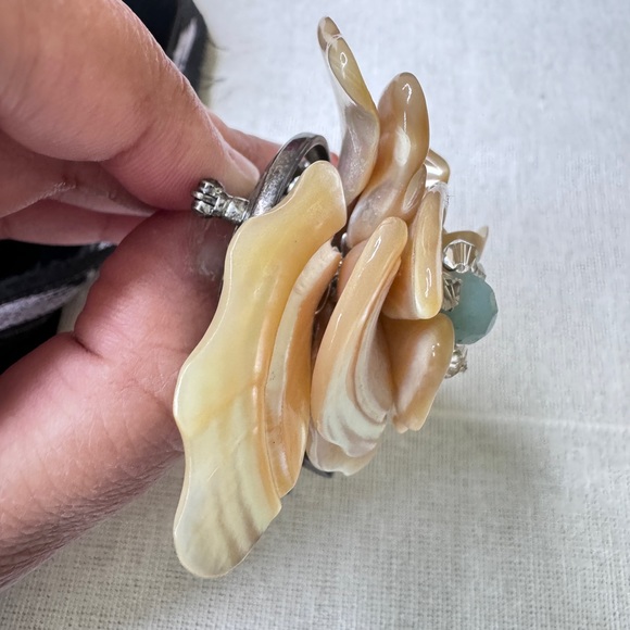 vtg KC MOP stacked hand wired mother of pearl heavy flower brooch - Picture 5 of 7